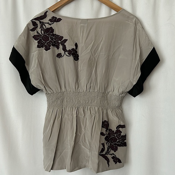 Lithe Anthropologie Grey Embroidered Floral Short Sleeve Silk Shirt Top *Sz 8* - Picture 2 of 7